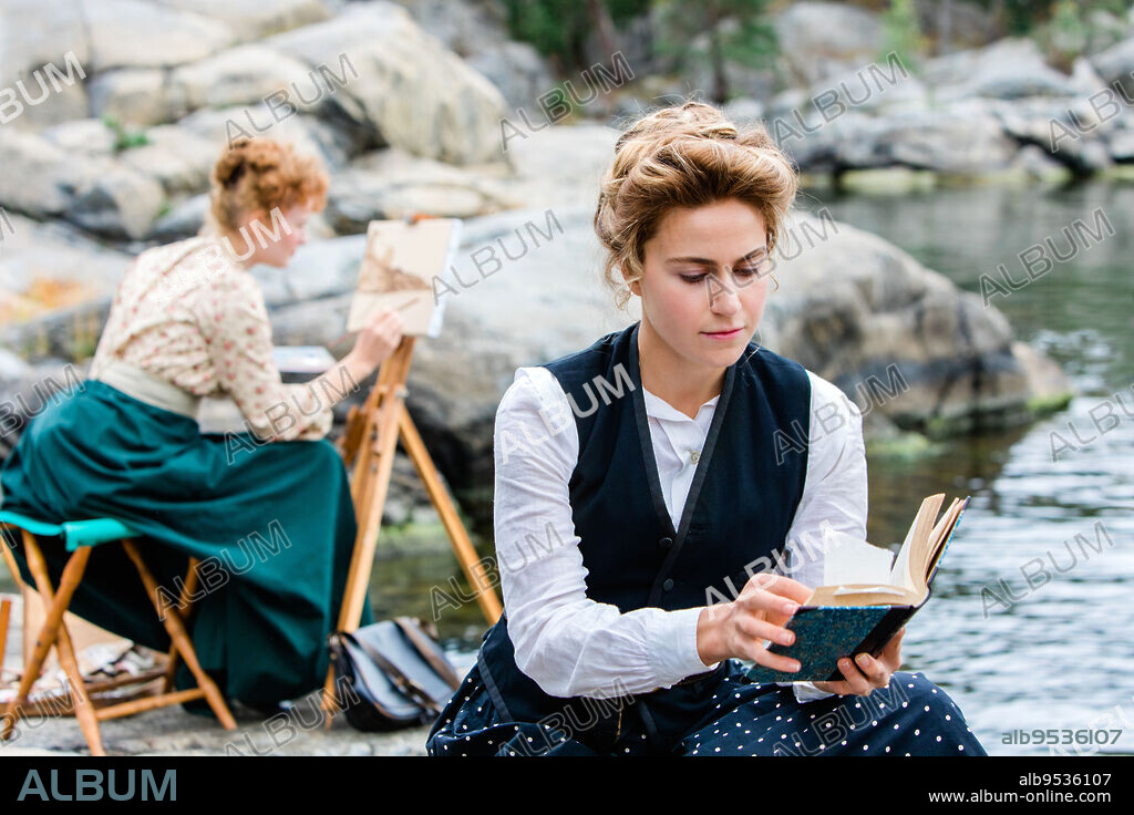 CATHERINE CHALK and TORA HALLSTROM in HILMA, 2022, directed by LASSE HALLSTROM. Copyright Nordic Entertainment Group.