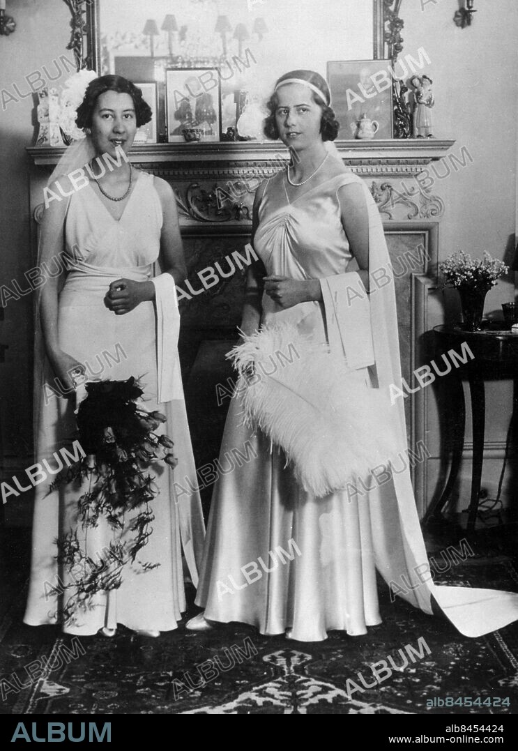 STORBRITANNIEN LONDON OKÄNT FOTODATUM.. Orig. bildtext... TVÅ SVENSKOR PRESENTERADE VID ENGELSKA HOVET. Fröken Ingeborg Uggla, t.v. dotter till Sveriges militärattaché i London, överste Allan Uggla, och hennes kusin, fröken Elizabeth Uggla, presenterades häromdagen vid engelska hovet. Till våra läsarinnors fromma kunna vi meddela, att fröken Ingeborg U. bar en rosafärgad kreation, medan fröken Elizabeth U:s var hållen i grönt. Anm. Balklänningar Långklänningar Pärlhalsband Fjädrar Buketter CD703 persons: INGEBORG UGGLA;ELIZABETH UGGLA sites: LONDON;STORBRITANNIEN;SVERIGE*.