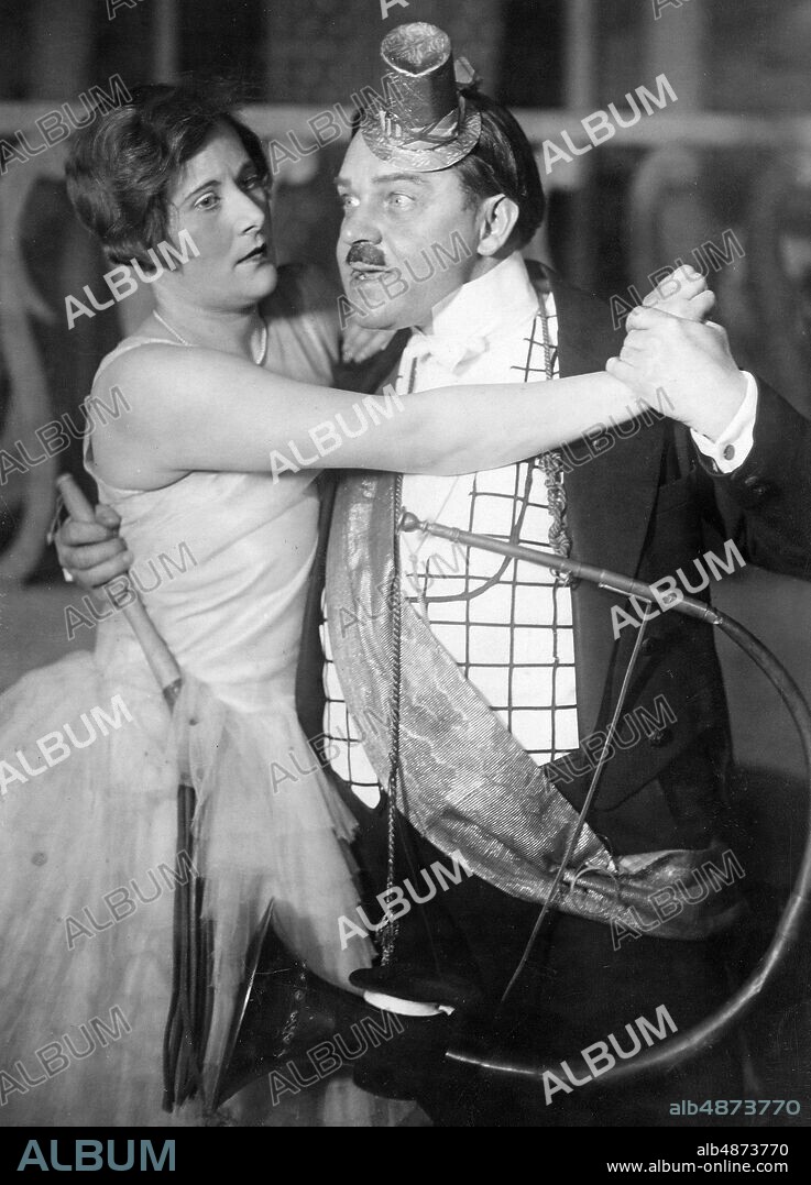GERMANY BERLIN around 1930. Orig. caption ... "The Unveiling of Antonio Carossa" Comedy by Rolf Lauckner premiere at the Volksbühne, Berlin Maya Hart and Victor Schwannecke in the lead roles. Photo: Telna International Press Service / AB Text & Bilder / SVT / Code: 5600 Folder: Masquerade costumes + Parties Germany -1939 689 E1 persons: VICTOR SCHWANNECKE; MAYA HART sites: BERLIN; GERMANY PhotoDate: 193? - ?? - ??.