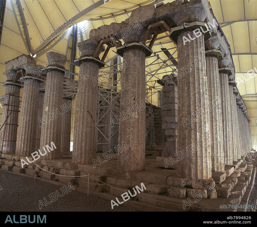 Le temple d'Apollon Epikourios est le seul temple de l'Antiquité à combiner trois ordres architecturaux : les styles dorique, ionique et corinthien. Site inscrit au patrimoine mondial depuis 1986. Une tente a été érigée pour le protéger des intempéries.