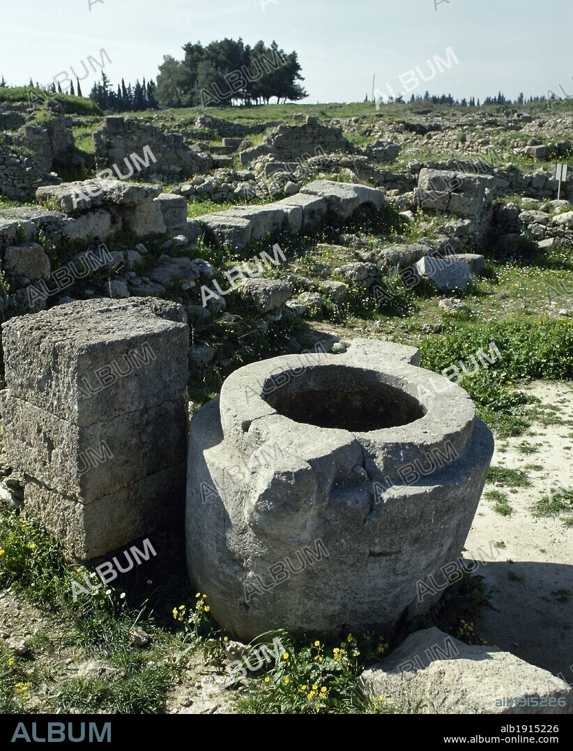 ARTE FENICIO. UGARIT. Antigua ciudad de Siria, junto al puerto de Minet. Estuvo habitado desde el-VII milenio (neolítico), pero su época de esplendor se situa entre finales del-III milenio y-II milenio. Vista de uno de los numerosos POZOS de la ciudad. El agua desempeñaba un papel fundamental en los ritos funerarios. RAS SHAMRA. SIRIA.