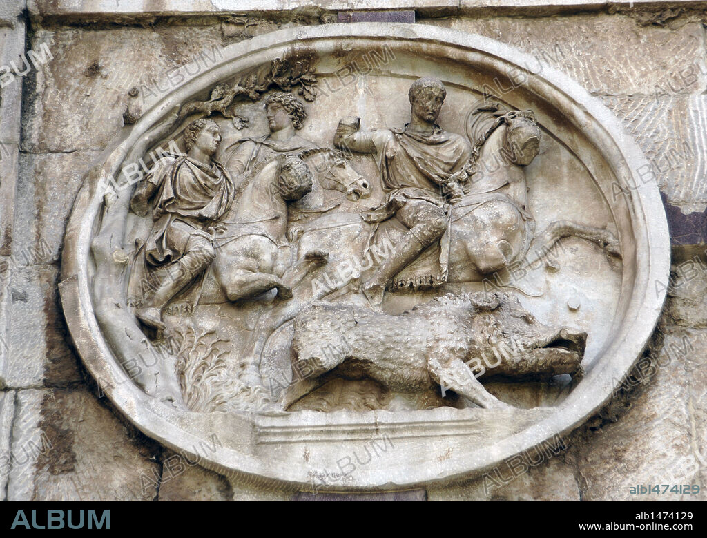 ARTE ROMANO. ITALIA. ARCO DE CONSTANTINO. Arco triunfal erigido en el siglo IV por el Senado en honor del emperador Constantino, tras su victoria sobre Majencio en el Puente Milvio (313). Detalle de un RELIEVE. ROMA.