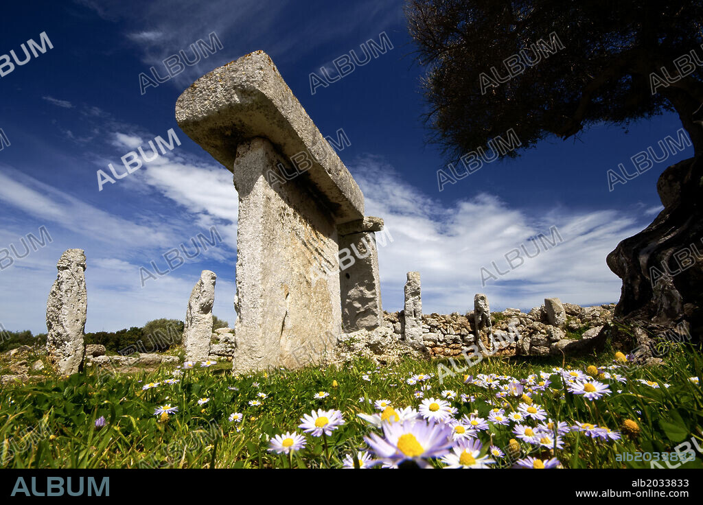 Santuario talayótico de Talatí de dalt, recinto de Taula. Migjorn.Menorca.Baleares.España.