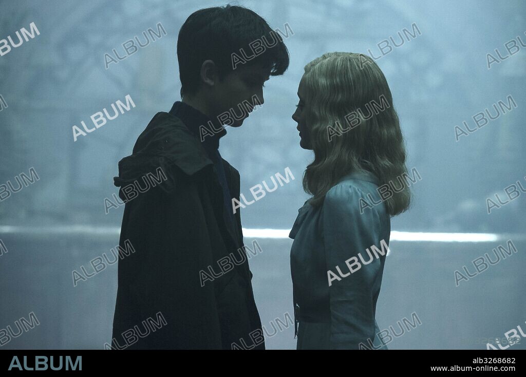 ASA BUTTERFIELD and ELLA PUMELL in MISS PEREGRINE'S HOME FOR PECULIAR CHILDREN, 2016, directed by TIM BURTON. Copyright CHERNIN ENTERTAINEMENT/ ST. PETERSBURG CLEARWATER FILM COMMI.