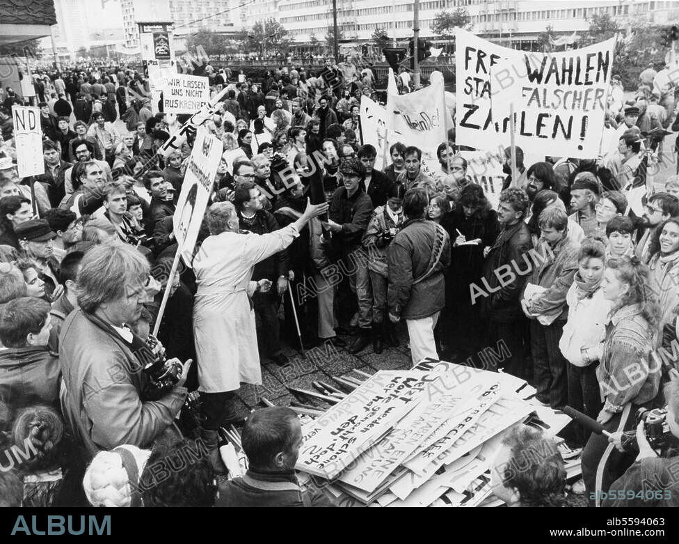 East Berlin, 4 November 1989. Demonstration für den Inhalt der Artikel. 27 und 28 der Verfassung der DDR.??. - After the final demonstration on Alexanderplatz protestors lay down their placards. Photo.