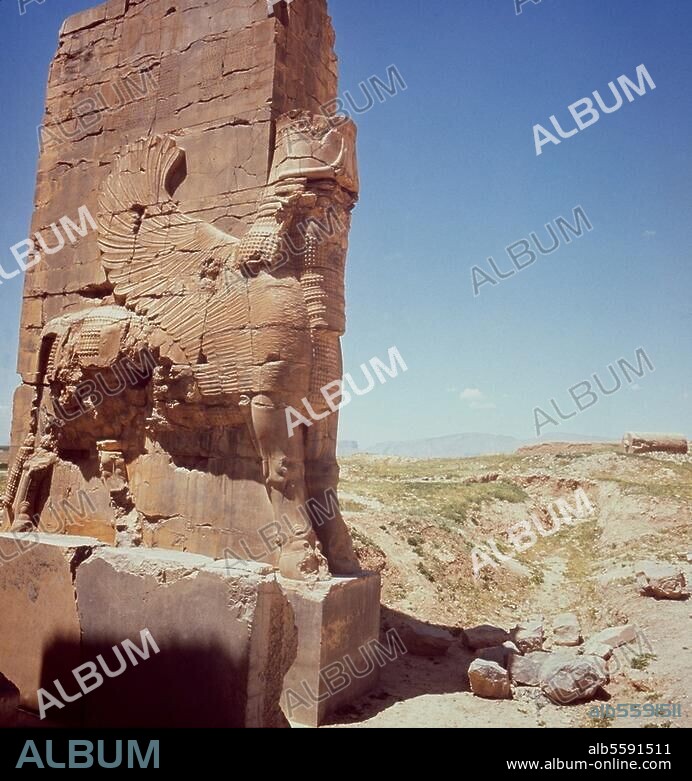 Persepolis - Takht-e Djamshid (Prov. Fars, Iran), Tor aller Länder - Propyläen Xerxes' I. (achämenidisch, Zeit Xerxes' I., 485-465 v. Chr.). - Teilansicht: Lamassu des östlichen Portals (stiergestaltiges Mischwesen mit Menschenkopf und Flügeln; Höhe der Skulptur ca. 7 m). Foto, undat.