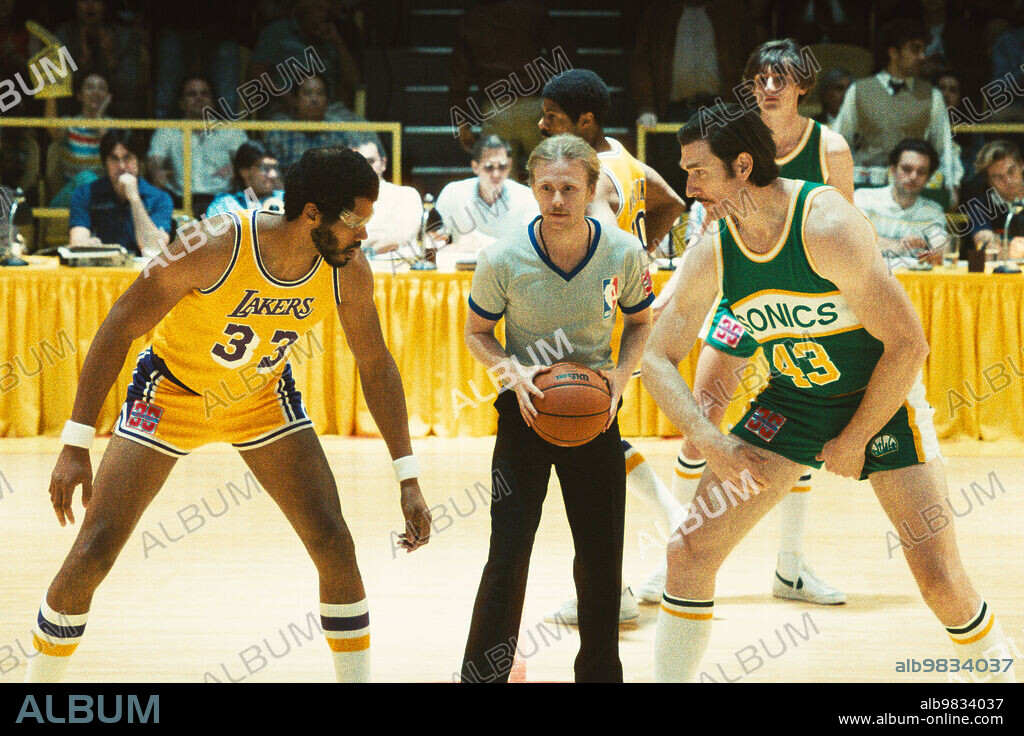 SOLOMON HUGHES en TIEMPO DE VICTORIA: LA DINASTIA DE LOS LAKERS, 2022 (WINNING TIME: THE RISE OF THE LAKERS DYNASTY), dirigida por SALLI RICHARDSON y TANYA HAMILTON. Copyright HOME BOX OFFICE (HBO).