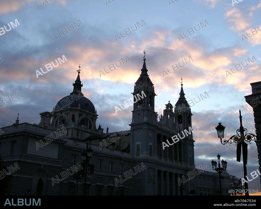 FERNANDO CHUECA GOITIA Y CARLOS ISIDRO DE LA PUERT. CATEDRAL DE LA ALMUDENA - SIGLO XX - ECLECTICISMO ESPAÑOL.