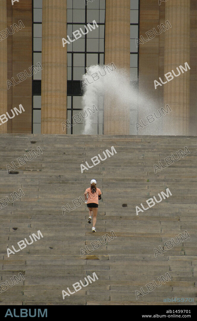 Joven haciendo 'footing' en las escaleras del Museo de Arte de Filadelfia. En esta escalinata, conocida como 'ROCKY STEPS' (ESCALERAS DE ROCKY), se rodó la famosa escena de la película 'Rocky'. Filadelfia (Philadelphia). Estado de Pensilvania. Estados Unidos.