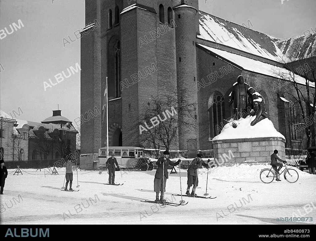 ARKIV 1931. Vinter i Falun. Pojkar på skidor utanför Kristine kyrkan.. Winter in Falun. Boys skiing outside Kristine Church.. Foto:Scanpix Histrocial/ Kod:1900. Scanpix Sweden.