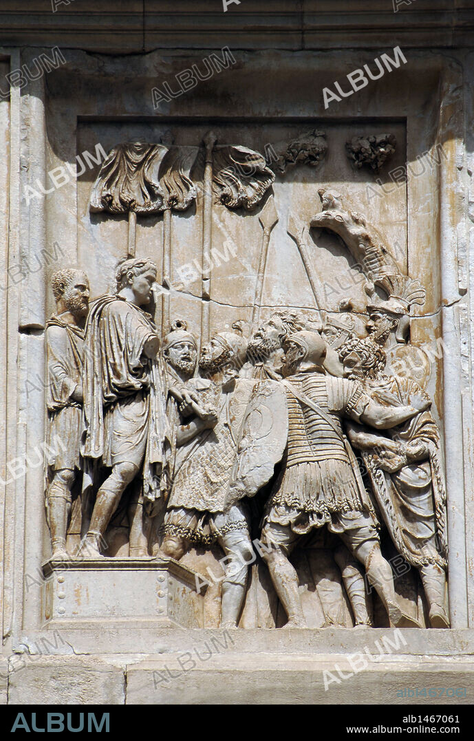 ARTE ROMANO. ITALIA. ARCO DE CONSTANTINO. Arco triunfal erigido en el siglo IV por el Senado en honor del emperador Constantino, tras su victoria sobre Majencio en el Puente Milvio (313). Detalle de un RELIEVE. ROMA.