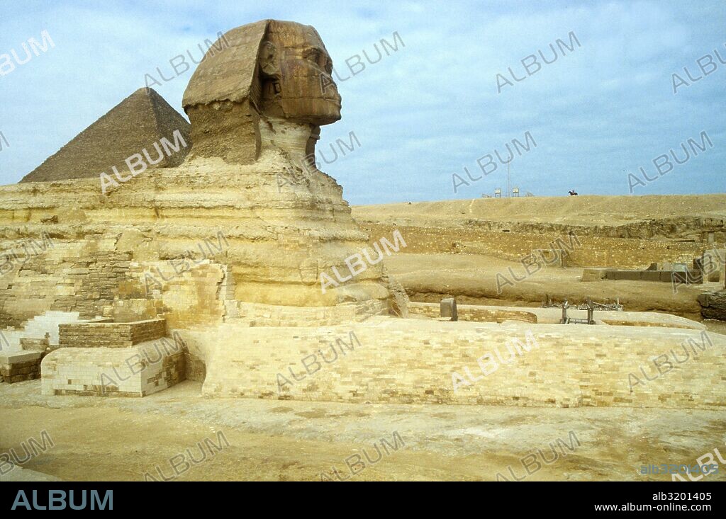 La Gran Esfinge de Guiza, monumental escultura que se encuentra en la ribera occidental del río Nilo, en la ciudad de Guiza, Egipto.