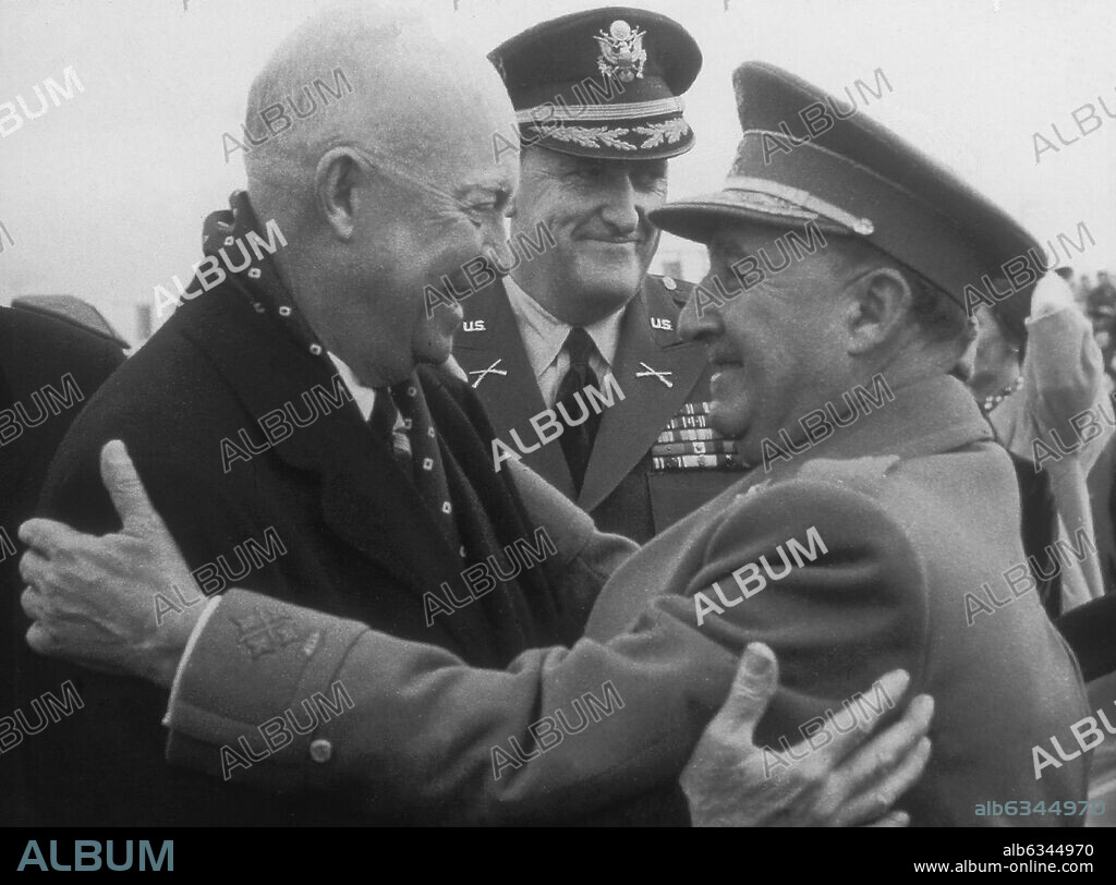 FRANCISCO FRANCO RECIBE AL PRESIDENTE DE LOS ESTADOS UNIDOS, EISENHOWER, EN LA BASE AEREA DE TORREJON DE ARDOZ, 21 DE DICIEMBRE DE 1959.