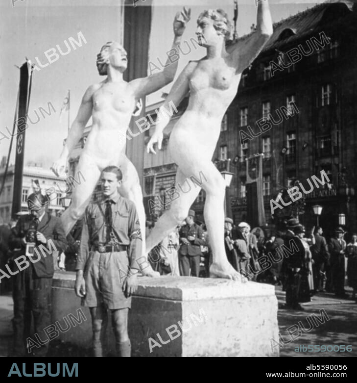 Berlin, 1. August 1936. Eröffnung der XI. Olympischen Spiele. Staffellauf mit dem olympischen Feuer in Richtung Olympiastadion: Straßenszene am Pariser Platz, vor Hotel Adlon. Foto.