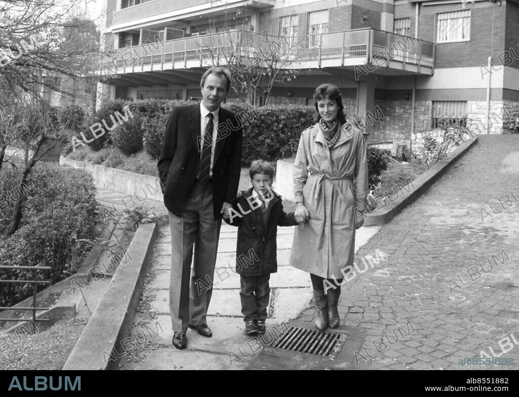 19841217 - Sven-Göran Eriksson tillsammans med hustrun Ann-Christine och sonen Johan framför det hus de bor i utanför Rom. Foto: Göran Ärnbäck Kod: 50. COPYRIGHT SCANPIX SWEDEN.