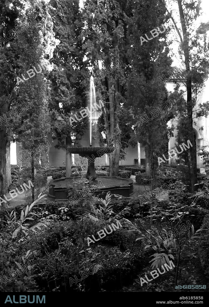 FUENTE DEL JARDIN DE DARAXA CONSTRUIDO ENTRE 1526/1538 - FOTOGRAFIA EN BLANCO Y NEGRO - AÑOS 50.