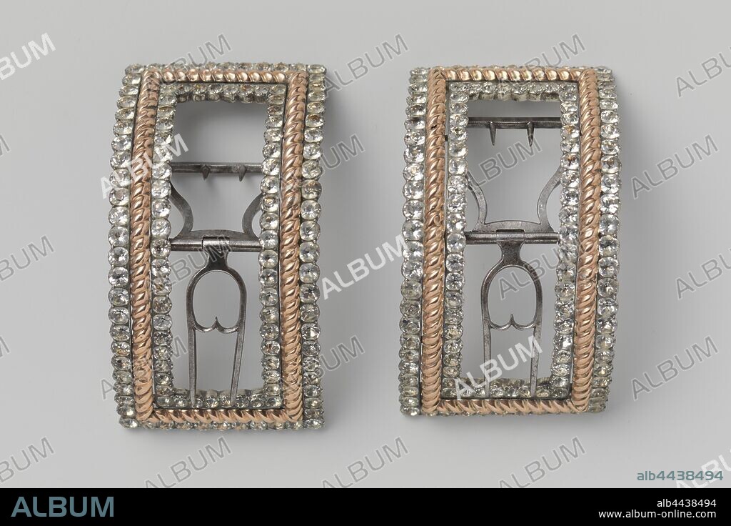 Shoe buckle made of rhinestone with gold-plated copper edge, Shoe buckle made of rhinestone with gold-plated copper edge. Around the curved, rectangular shape are two rows of sharpened straw, between which there is a rectangular twisted gilt copper rim., anonymous, Netherlands (possibly), c. 1780 - c. 1800, paste (glass), copper (metal), gilding (material), metal, gilding, l 7.8 cm × w 4.5 cm × h 3 cm.