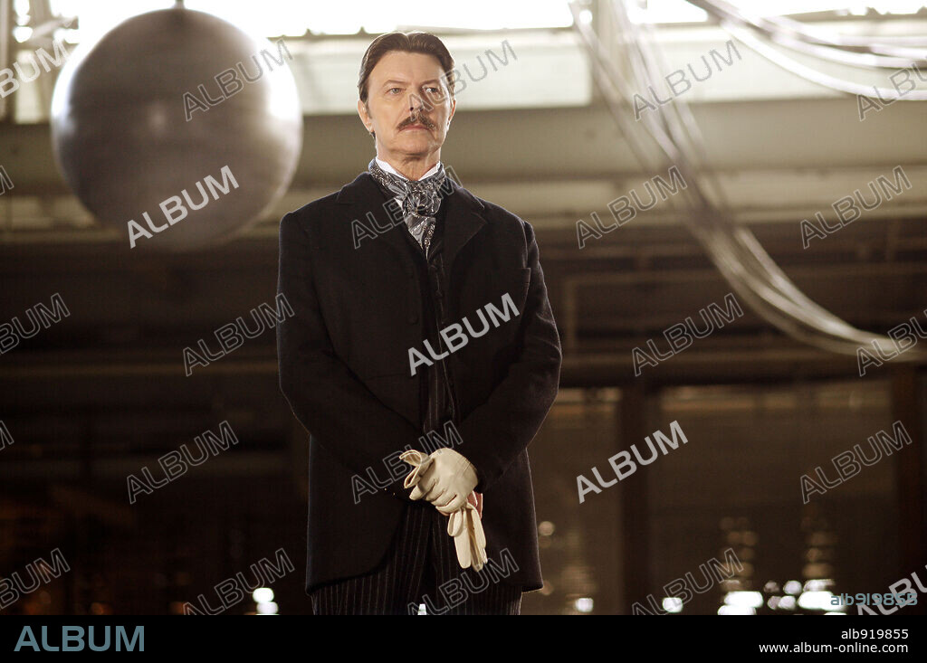 DAVID BOWIE dans THE PRESTIGE, 2006, réalisé par CHRISTOPHER NOLAN. Copyright NEWMARKET PRODUCTIONS/SYNCOPY/TOUCHSTONE PICTURES/WARNER BRO / DUHAMEL, FRANÇOIS.