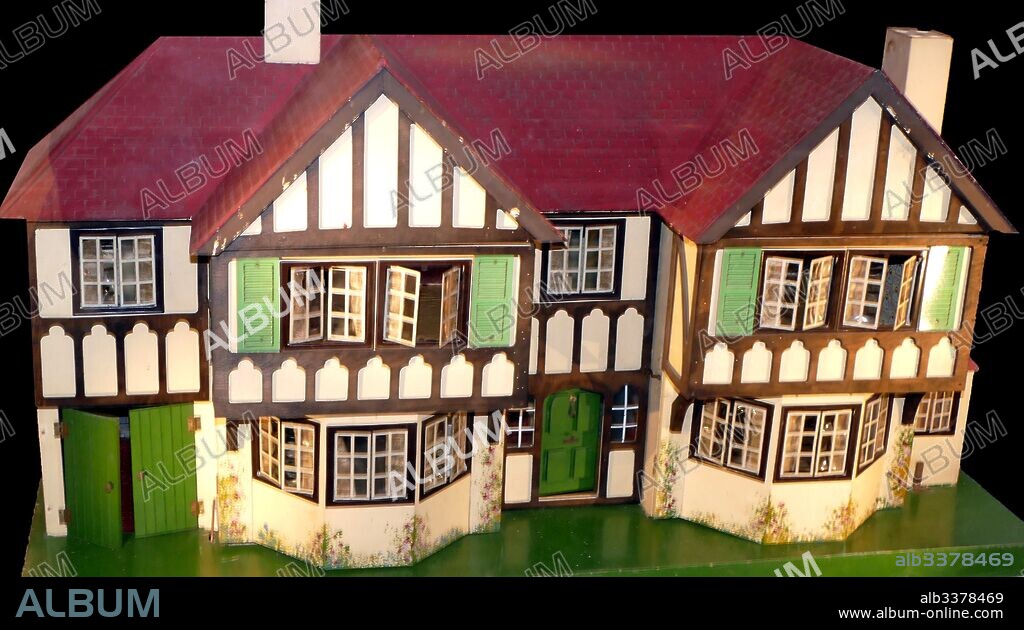 Triang 'Stockbroker House'; was inspired by fashionable ‘Stockbroker Tudor, architecture, seen in the suburbs of the 1930s.