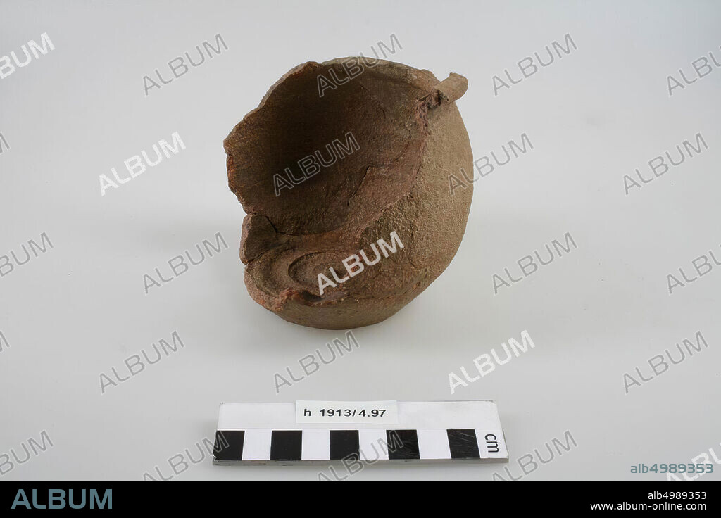 The Netherlands Middle Ages, pot, pot, pottery, Frankish, Mayen, h, 10.2 cm, diam, 11.8 cm, vmeb 600-700, the Netherlands, South Holland, Katwijk, Rijnsburg.