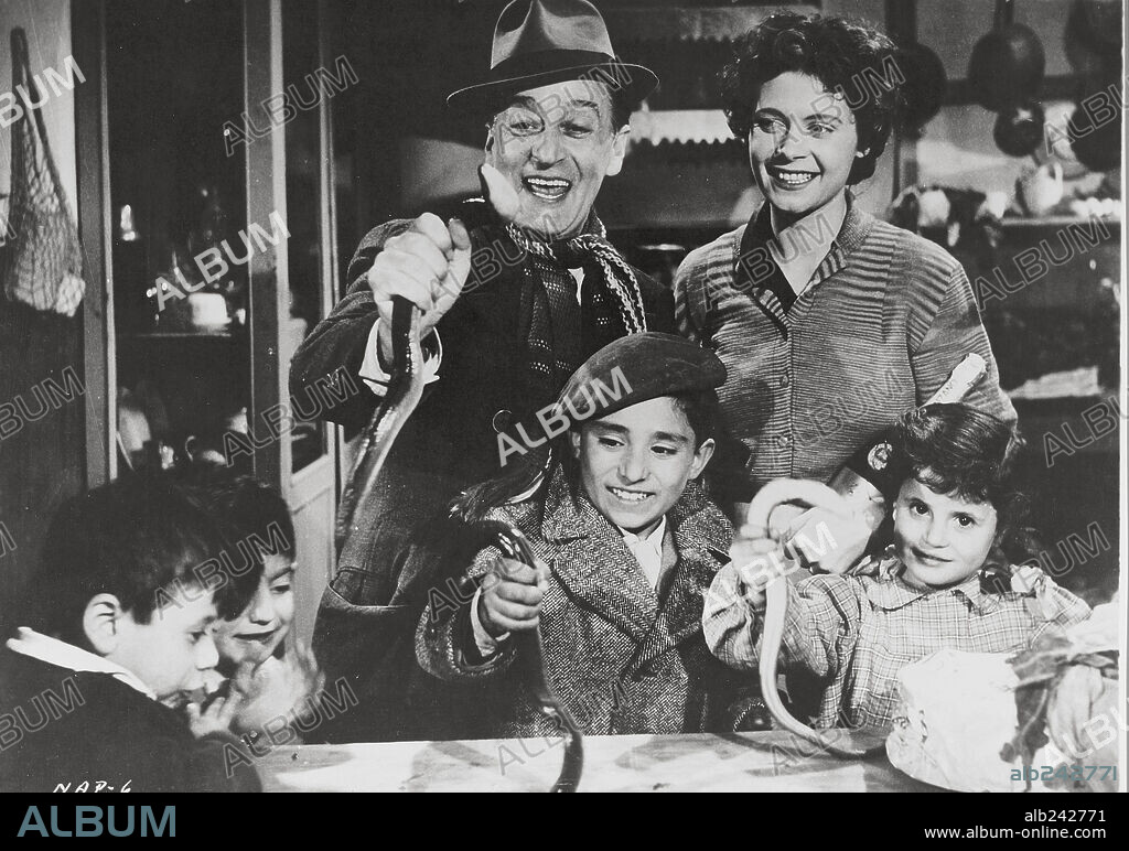 TOTO in THE GOLD OF NAPLES, 1954 (L' ORO DI NAPOLI), directed by VITTORIO DE SICA. Copyright PARAMOUNT PICTURES.