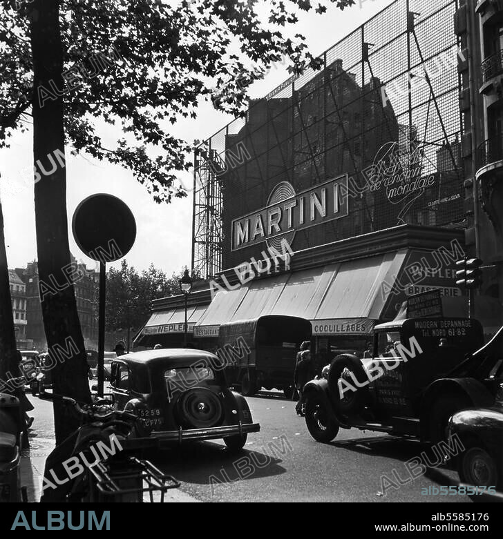Paris (France), Brasserie Wepler. (Place de Clichy). Exterior view. Photo, undated (c. 1950?). From a series: "Paris - rues et passages, 18e Arrondissement".