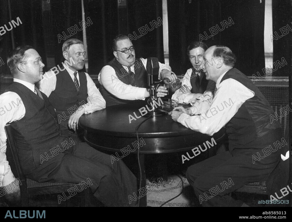 Orig. bildtext... Luddesklubb sammanträder fr h Ludde Gentzel, Olof Forsén, Bengt Åke Bengtsson och Not. Carl fredrik Nordström Start 32 12.11 Anm. CD175 Runda bord Studios Inspelningar Möten persons: Bengt Åke Bengtsson ;Carl Fredrik Nordström ;Ejnar Lillie ;Ludde Gentzel ;Olof Forsén sites: SVERIGE.