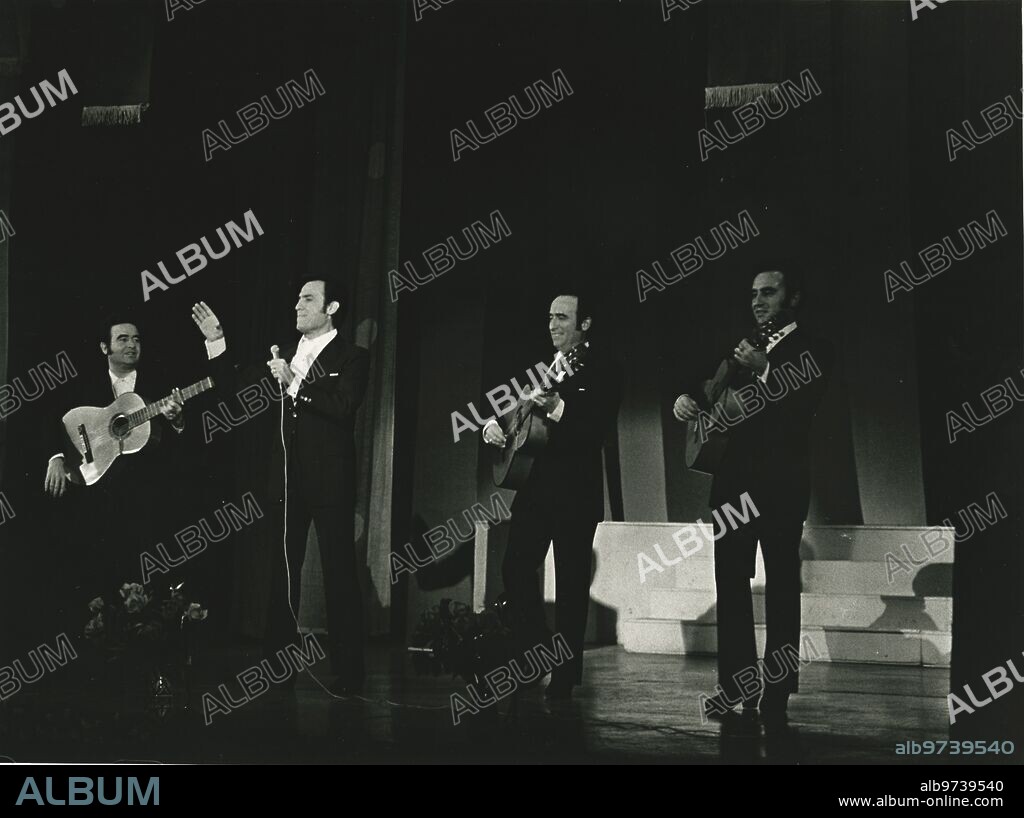 21 noviembre 1971. Manolo Escobar en una actuación en el Teatro Fuencarral, con sus hermanos.