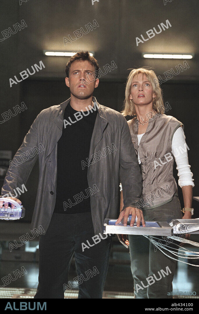 BEN AFFLECK and UMA THURMAN in PAYCHECK, 2003, directed by JOHN WOO. Copyright PARAMOUNT/DREAMWORKS/DAVIS ENT/LION ROCK PROD./SOLOMON/HACKE / CURRAN, DOUGLAS.