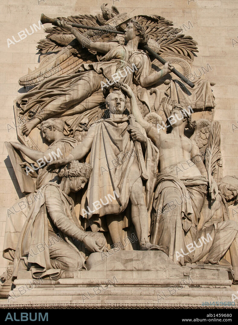 ARTE SIGLO XIX. FRANCIA. ARCO DE TRIUNFO. Inicado por Chalgrin en 1806 y finalizado en el 1836. Fue encargado por Napoleón Bonaparte para glorificar a los Ejércitos Imperiales. Grupo escultórico en altorrelieve con la representación del emperador NAPOLEON BONAPARTE coronado con un acorona de laurel. Obra del maestro Jean-Pierre CORTOT. La fama toca una trompeta y sostiene en la otra una enseña napoleónica. En el fondo, una palmera, alegoría a la expedición de Egipto. Abajo Napoleón, vestido a la romana, es coronado por la Victoria. Plaza Charles De Gaulle. París.