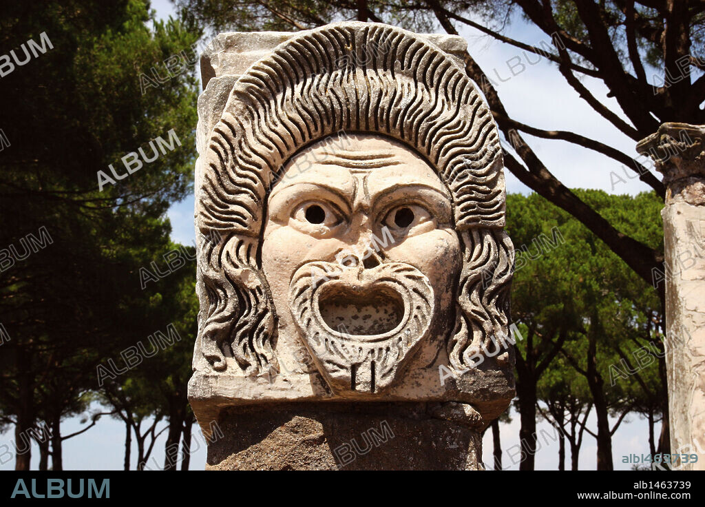 ARTE ROMANO. ITALIA. Detalle de un relievel con la representación de una MASCARA TEATRAL CLASICA. Teatro de Ostia Anticua. Alrededores de Roma.