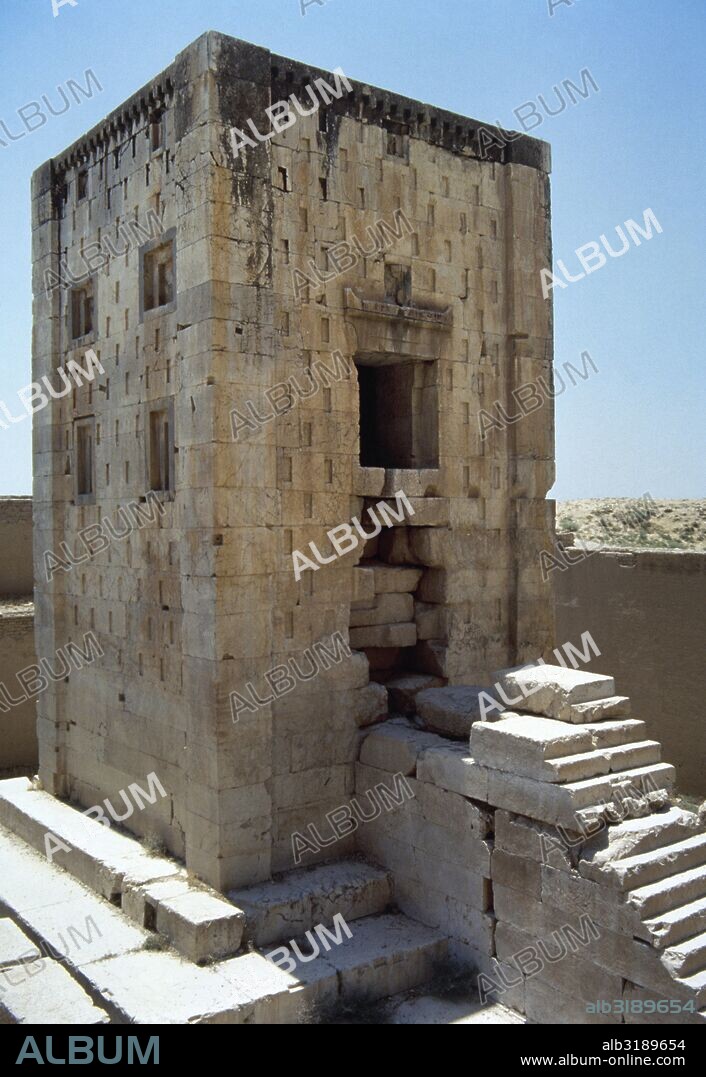 Ruinas de NAQSH-E RUSTAM (finales siglo VI-principios siglo V a. C.). Vista general de la TORRE DE FUEGO, conocida como Kabah-e Zardusht, TORRE KAABA DE ZOROASTRO o "CUBO DE ZOROASTRO". Construida en época Aqueménida, está formada por dos grandes sillares de piedra caliza blanca, mide 12,60 m. de altura y la base es cuadrada. Alrededores de Shiraz. República Islámica de Irán.