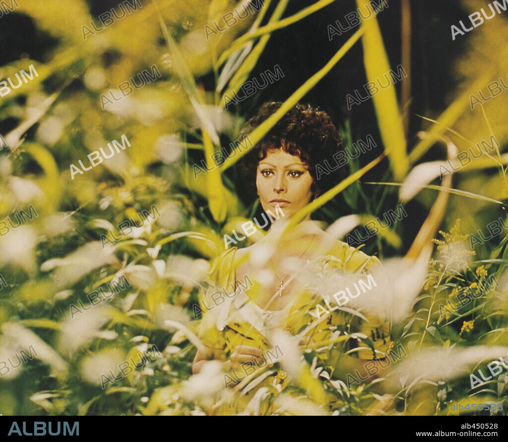 SOPHIA LOREN in SUNFLOWER, 1970 (I GIRASOLI), directed by VITTORIO DE SICA. Copyright MOSFILM/LES FILMS CONCORDIA/CHAMPION.