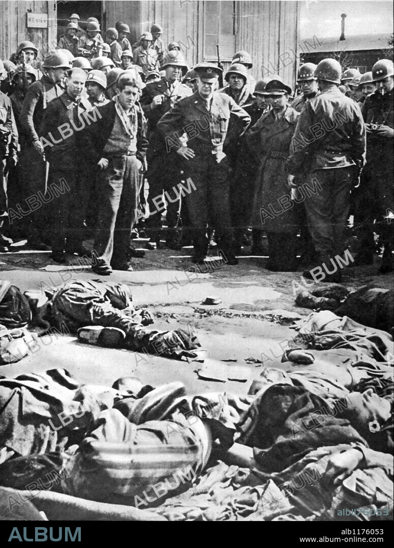 El general Dwight D. Eisenhower contemplando los cadáveres del campo de concentración Ohrdruf, el primero en ser liberado por los aliados.