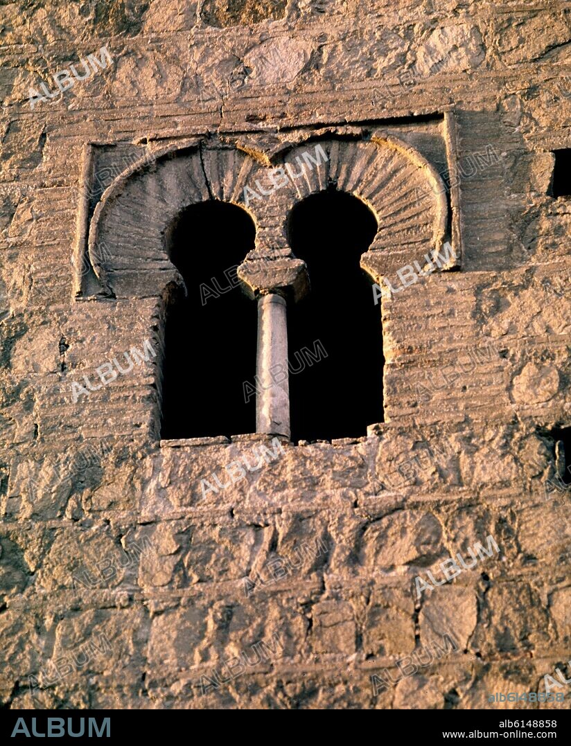 VENTANA MUDEJAR DE LA TORRE DE LA IGLESIA DE SANTIAGO DE TALAVERA DE LA REINA - SIGLO XIV.
