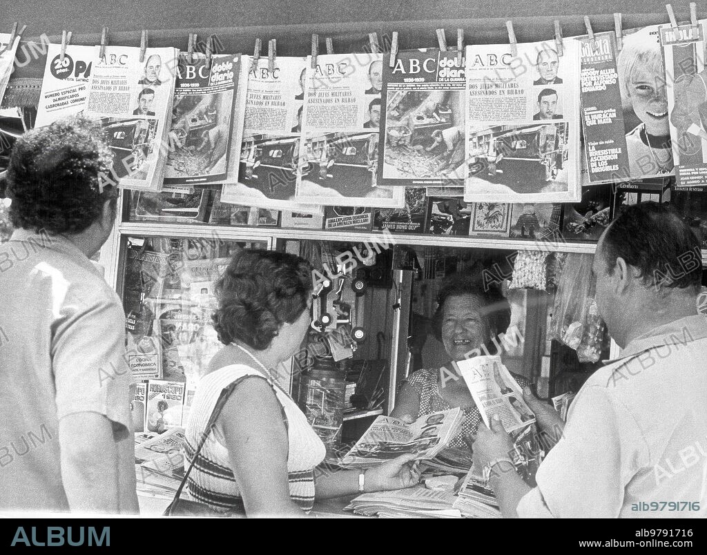 11 octubre 1979. Quiosco de Sevilla vendiendo el ABC.