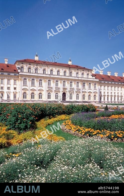 Schleißheim (Oberbayern), Neues Schloss. (1701 ff. erbaut unter Kurfürst Max Emanuel; Entwurf: E.Zucalli, ab 1719 J.Effner; Fassade 1819 klassizistisch vereinfacht von Leo von Klenze). Blick vom Gartenparterre auf das Neue Schloss. Foto.