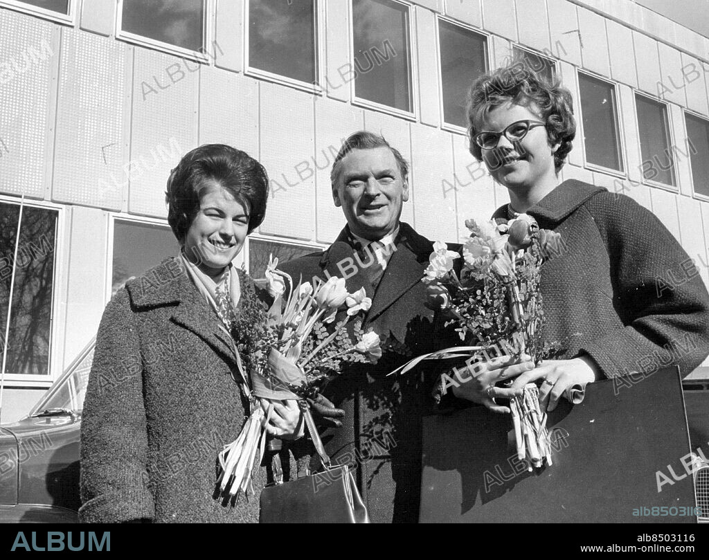 Stockholm 1961-03-22. Inflyttning i Vattenfalls nya byggnad i Råcksta. Generaldirektör Erik Grafström överlämnade blommor till de första kvinnorna i det nya huset, ritbiträderna Marianne Gustafsson och Ingvi Rollof. Foto: SvD / TT / kod 12014.