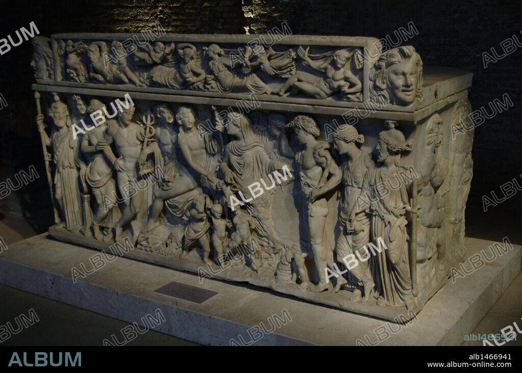 ARTE ROMANO. ITALIA. SARCOFAGO con la representación de DIONISIO y su mujer, ARIADNA. Pieza procedente de la zona de via Labicana. Fechado hacia la primera década del siglo III d. C. Museo Nacional Romano. Termas de Diocleciano. ROMA.