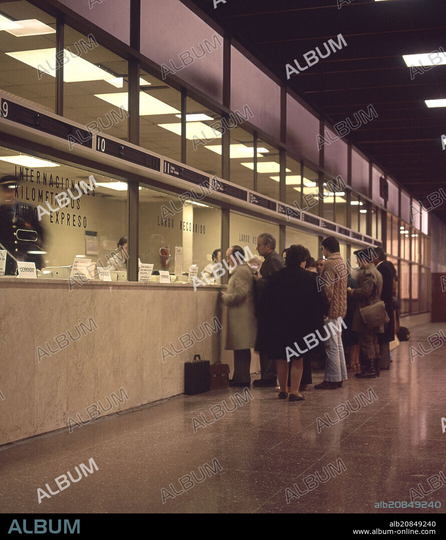TAQUILLAS DE BILLETES EN EL VESTIBULO DE LA ESTACION DE CHAMARTIN - FOTO AÑOS 70.
