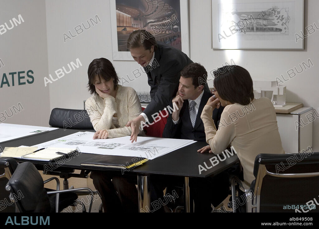 CYNTHIA KAYE MCWILLIAMS, DYLAN WALSH, EBON MOSS-BACHRACH and SANDRA BULLOCK in THE LAKE HOUSE, 2006, directed by ALEJANDRO AGRESTI. Copyright WARNER BROS. PICTURES / SOREL, PETER.