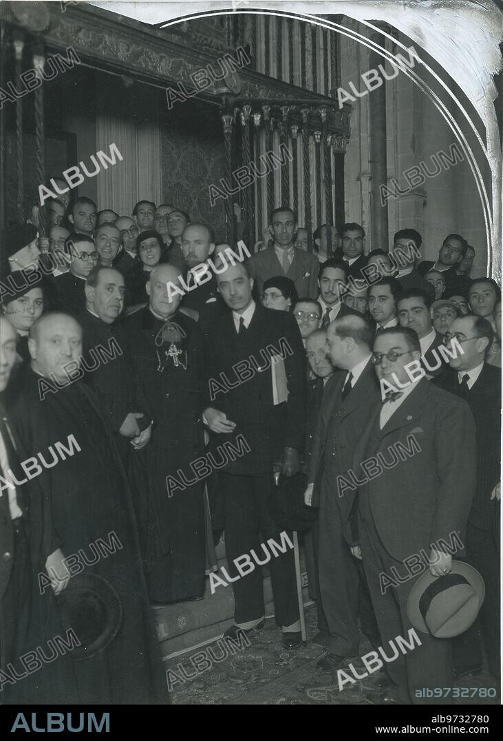 Toledo, 04/21/1935. Inauguration of the painting by Russian painter Serge Rovinksy in the chapel of the Baptistery of the Cathedral of Toledo. The Minister of Public Instruction Ramón Prieto Bances, the dean of the Toledo Cathedral José Polo, Archbishop Isidro GOmá, the painter Serge Rovinsky, in the chapel after the inauguration.