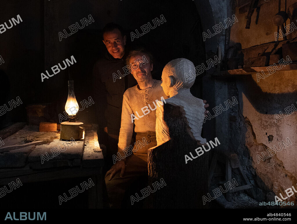 MATTEO GARRONE y ROBERTO BENIGNI en PINOCHO, 2019 (PINOCCHIO), dirigida por MATTEO GARRONE. Copyright ARCHIMEDE/ RAI CINEMA/ LE PACTE/ RPC / DE LAZZARIS, GRETA.