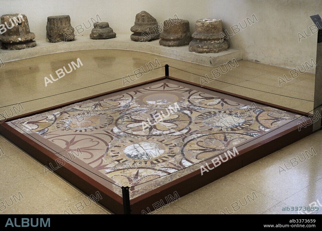 Era romana. Pavimento de Opus Sectile. Siglo I d. C. Domus del suburbio sur-occidental de Tarraco. Museo Nacional Arqueológico. Tarragona, Cataluña. España. Roman era. Opus sectile paviment. 1st century AD. House of the south-western suburb of Tarraco. Spain. National Archeological Museum. Tarragona. Spain.