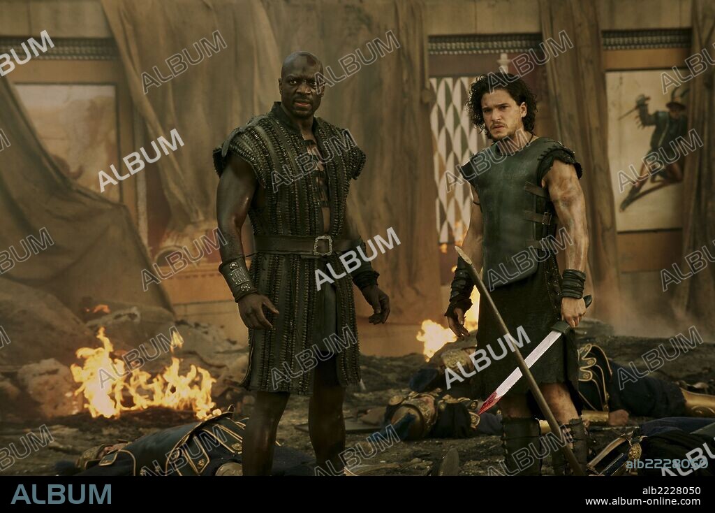ADEWALE AKINNUOYE-AGBAJE y KIT HARINGTON en POMPEYA, 2014 (POMPEII), dirigida por PAUL W. S. ANDERSON. Copyright CONSTANTIN FILM PRODUKTION.