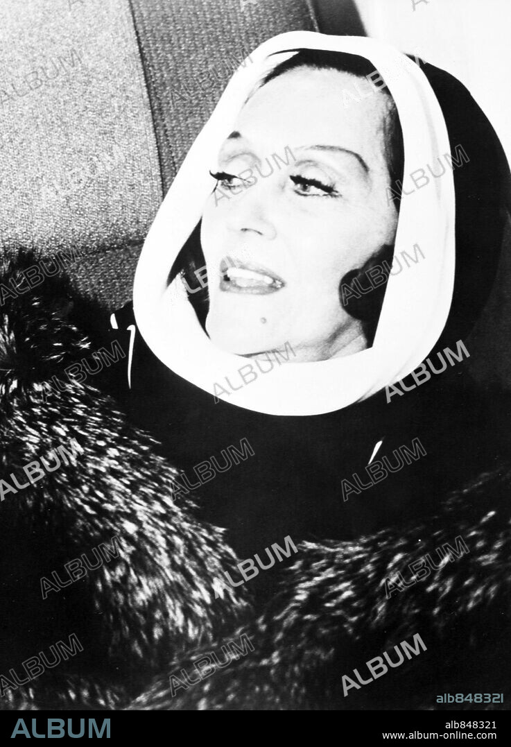 GLORIA SWANSON in AIRPORT 1975, 1974, directed by JACK SMIGHT. Copyright UNIVERSAL PICTURES.