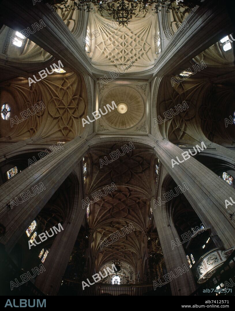 JUAN GIL DE HONTANON. INTERIOR-CUPULA DEL CRUCERO Y NAVES CON BOVEDAS ESTRELLADAS-GOTICO.