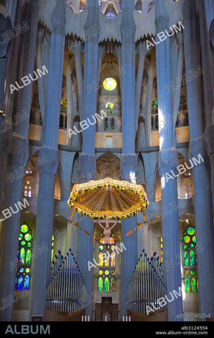 Antoni GAUDI (1852-1926). Arquitecto español. BASILICA DE LA SAGRADA FAMILIA. Interior. Barcelona. Cataluña.