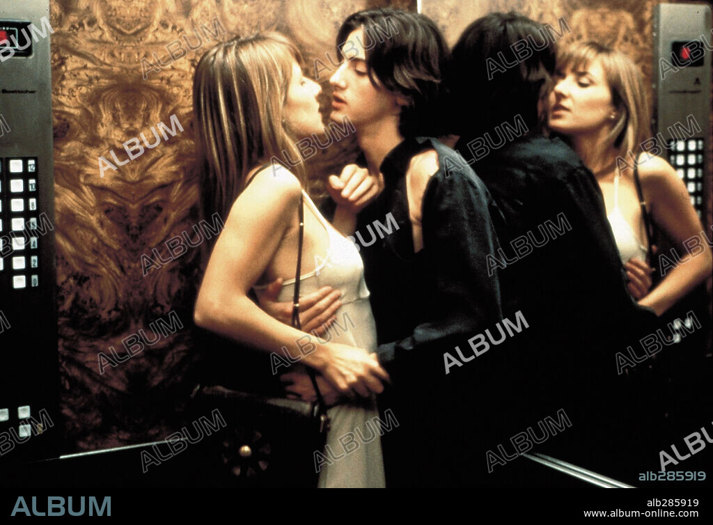 JUAN DIEGO BOTTO y NURIA PRIMS en HISTORIAS DEL KRONEN, 1995, dirigida por MONTXO ARMENDARIZ. Copyright ELIAS QUEREJETA, P.C.