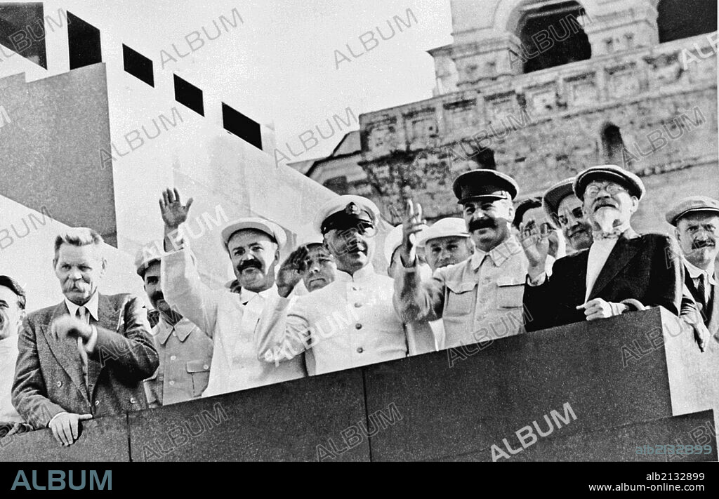 Maxim gorky, vyacheslav molotov, k, voroshilov, joseph stalin,, mikhail kalinin and nikolai bulganin (left to right) on the platform of the lenin mausoleum during a sports parade in red square, moscow, july 24, 1934.